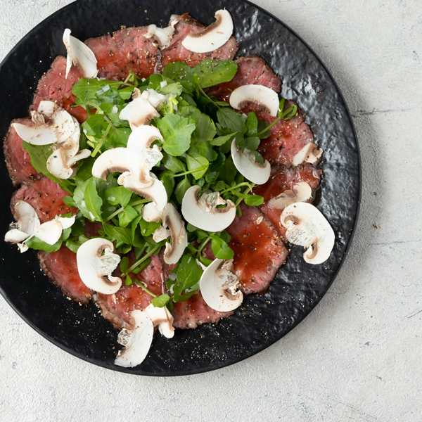 極黒牛のローストビーフとクレソンのサラダ